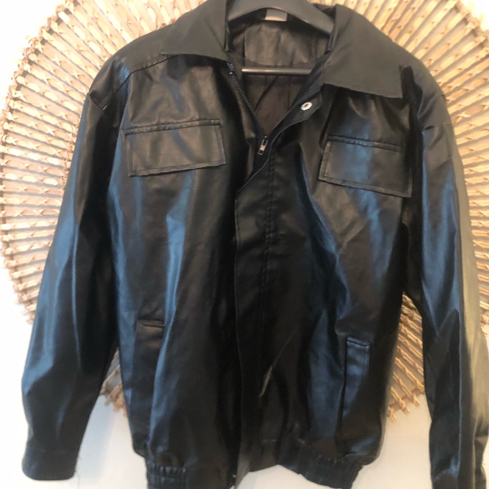 Men’s black bomber jacket